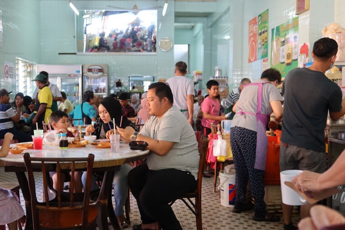 Kedai Kopitiam Yang Turut Menyediakan Makanan Sendiri!