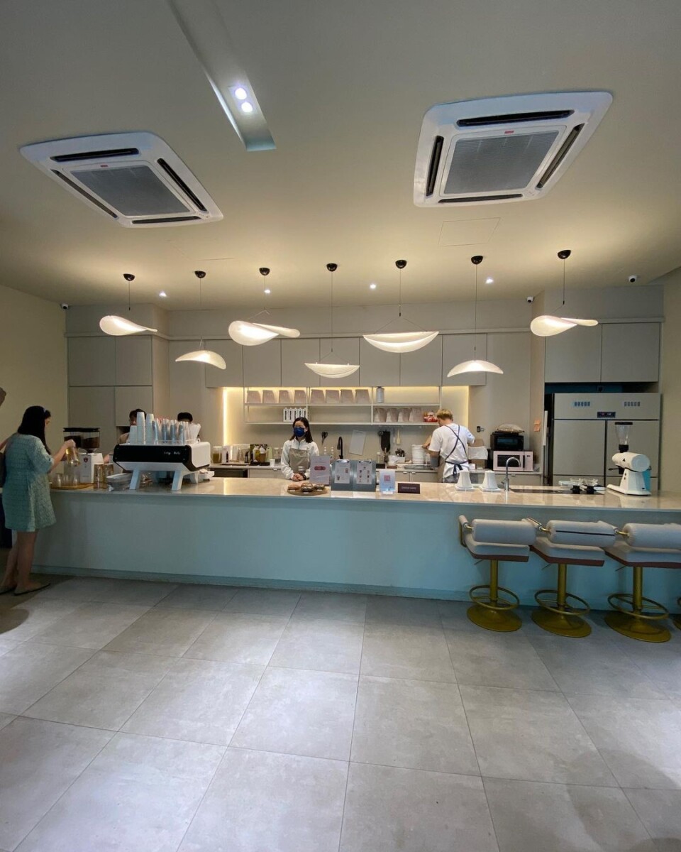 ruang dalaman kafe ini sahaja dah cantik!