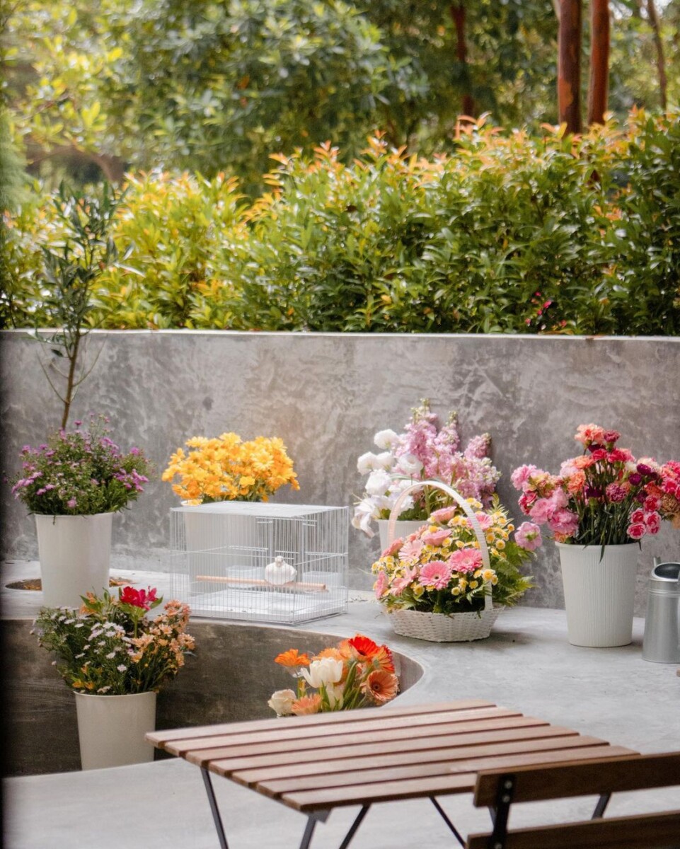 Suasana Kafe Dipenuhi Dengan Bunga-Bunga Menghasilkan Mood Tenang