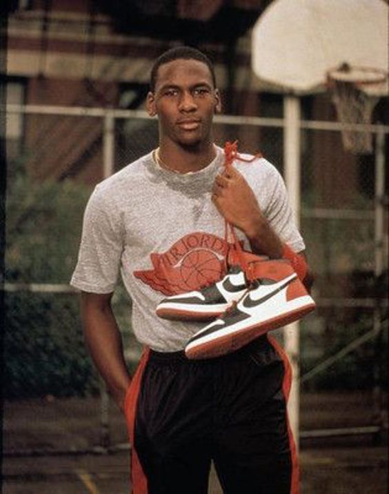 Michael Jordan Bersama Kasut Pertamanya, Nike Air Jordan 1 Yang Sangat Popular