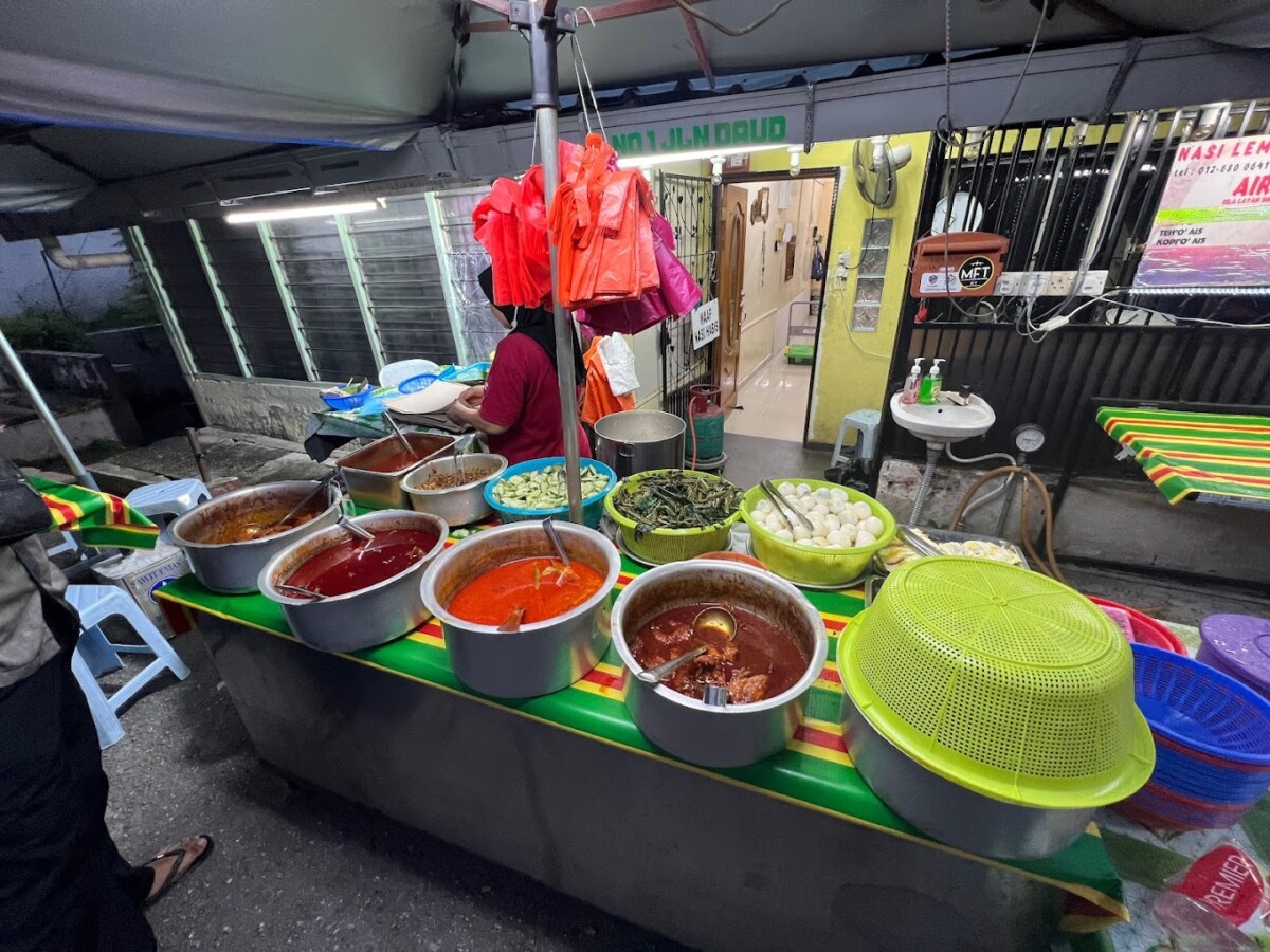 Ayam Kalio & Ayam Goreng Berempah Memang Kegemaran Ramai Kat Sini