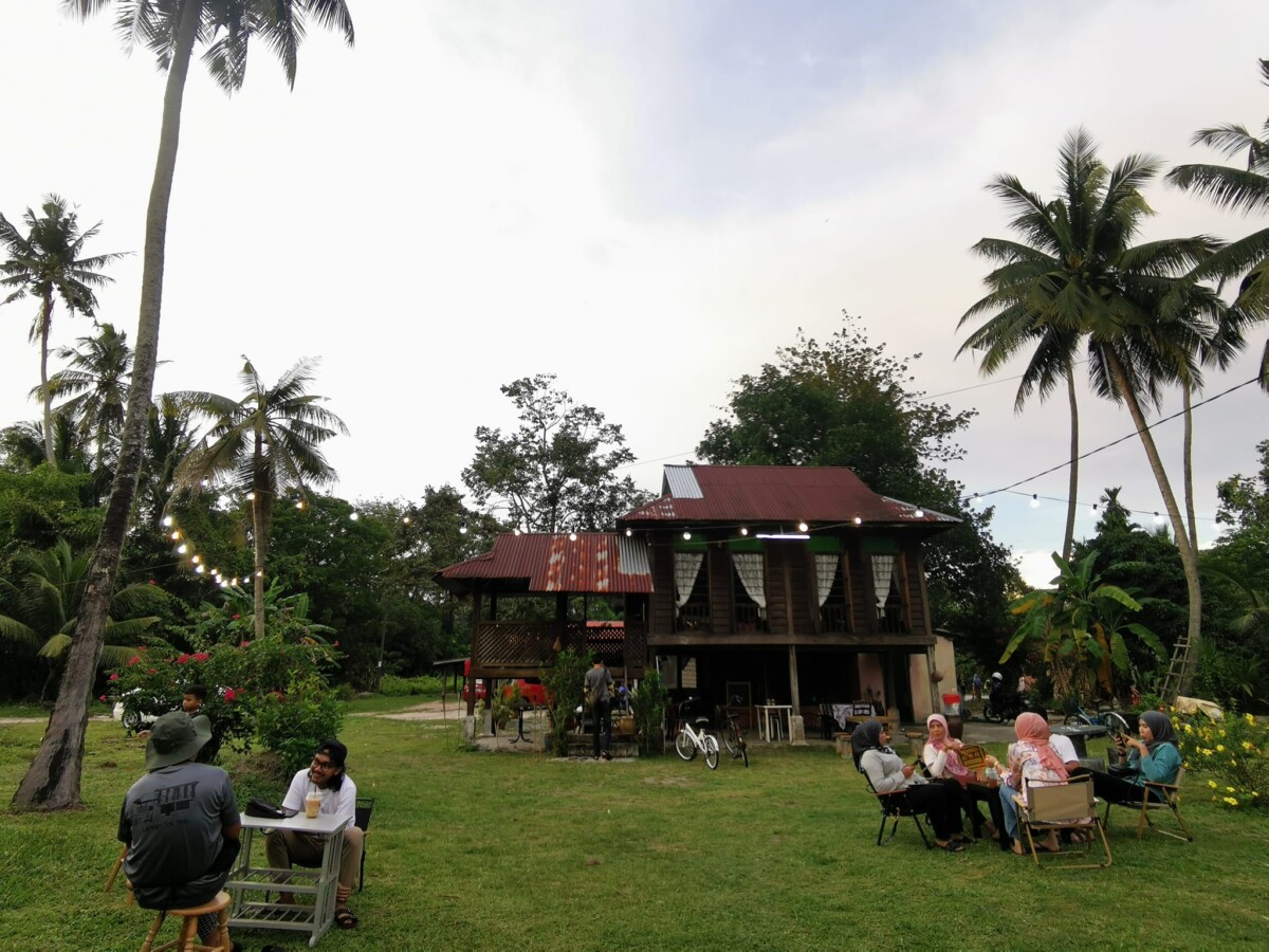 Korang Boleh Melepak Seluruh Kawasan Rumah Kampung!