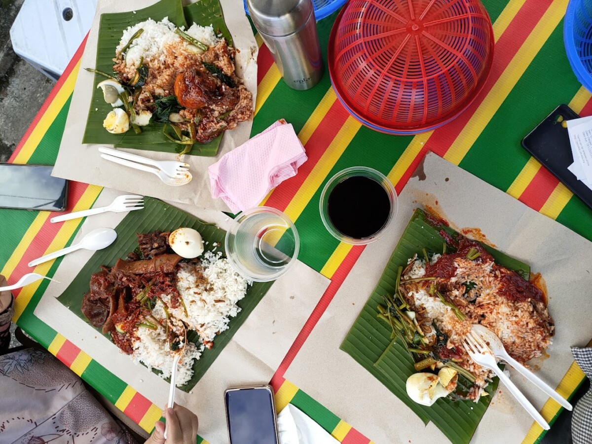 Nasi Lemak Disini Dihidangkan Bersama Sayur Kangkung