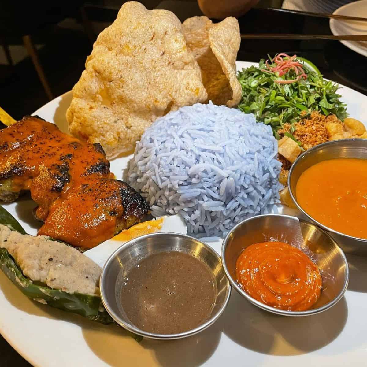Siapa Je Tak Tertarik Dengan Nasi Berwarna Biru Kan?