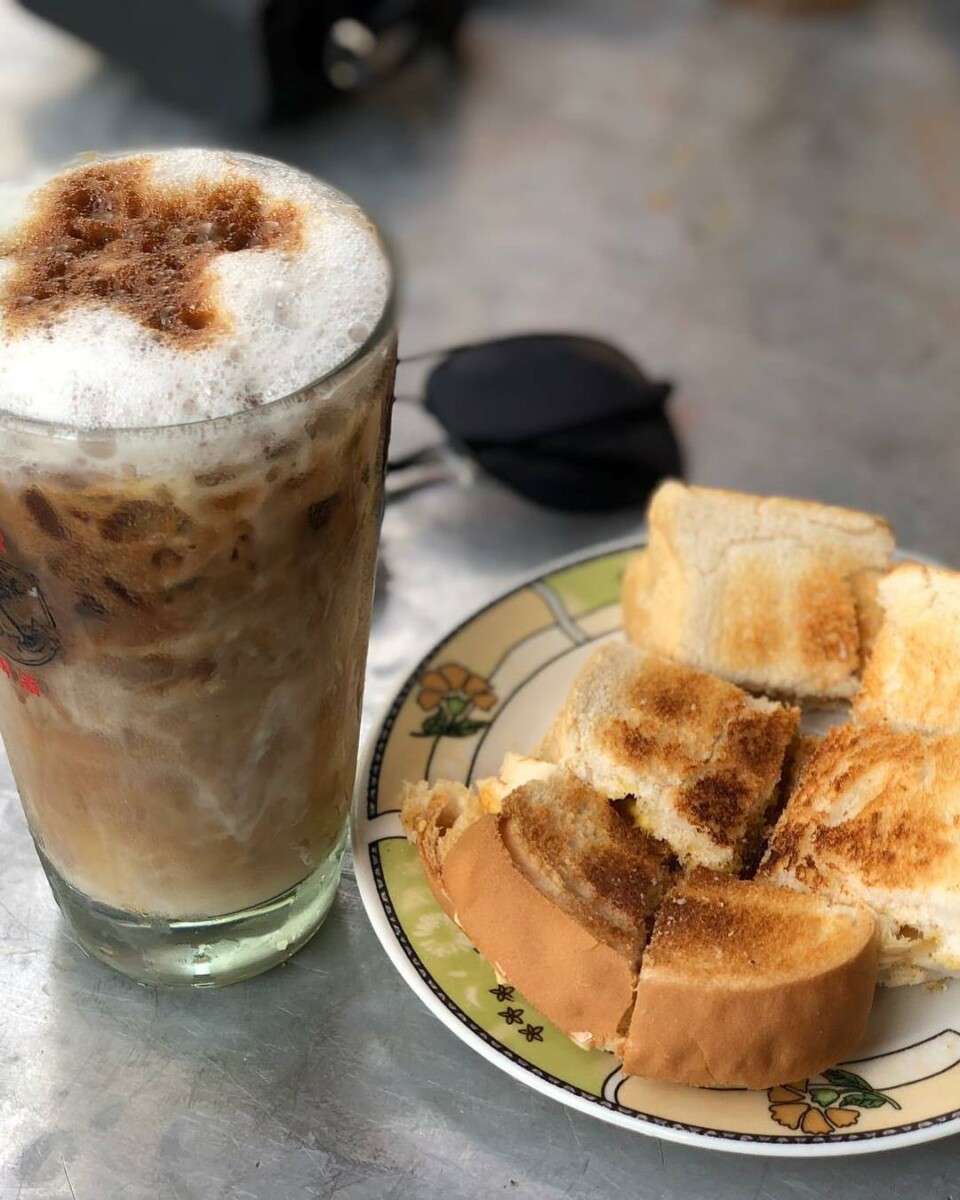 Kopi Ais Dengan Roti Bakar Memang Best!