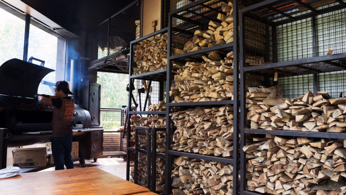 Menggunakan Mesin Smoker Dan Kayu Api Untuk Menyalai Lebih Daripada 6 Jam