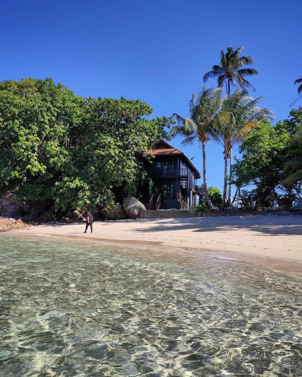 Matahari, pasir, dan laut bersatu dalam harmoni sempurna."