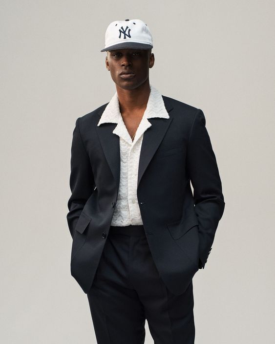 Pakaian Klasik Yang Mudah Dipadankan Dengan Pakaian Lain