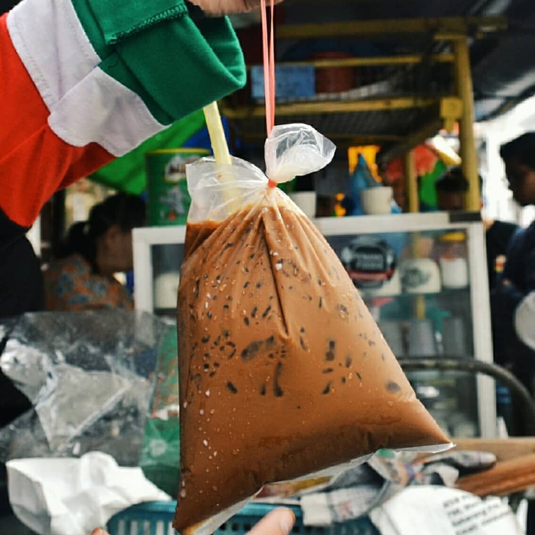 Kopi Ais Bungkus Ikat Tepi Adalah Budaya Negara Kita Kan!