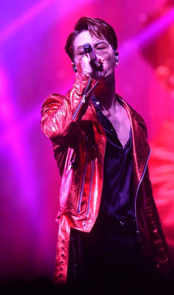 Menyanyi, Menari Beliau Memang Pandai Menarik Perhatian Peminatnya