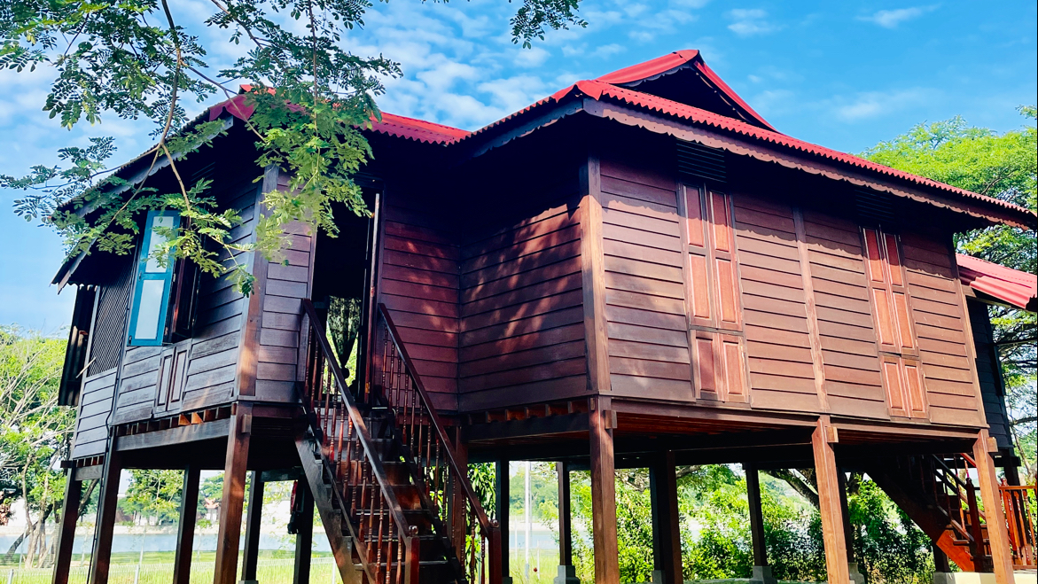 Galeri Rumah Lat Yang Dirasmikan Oleh Sultan Perak & Permaisuri