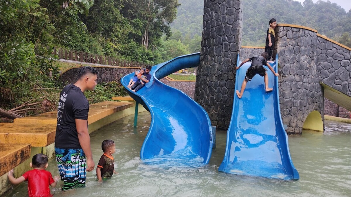 Di sini juga ada gelongsor untuk bermain