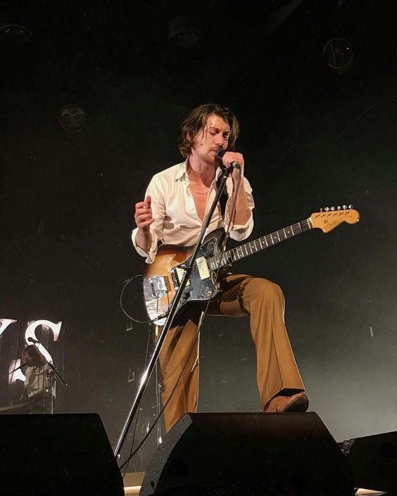 Kemeja Lengan Panjang Merupakan Uniform Dalam Almari Alex