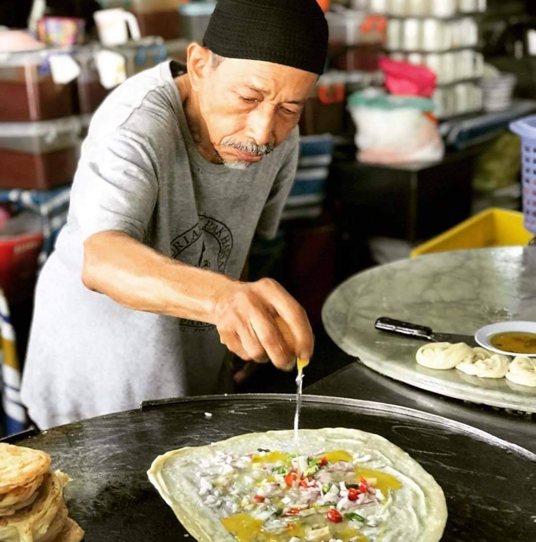 Pak Hasan memang terkenal dengan roti canai dan bubur lambuk di Kampung Baru