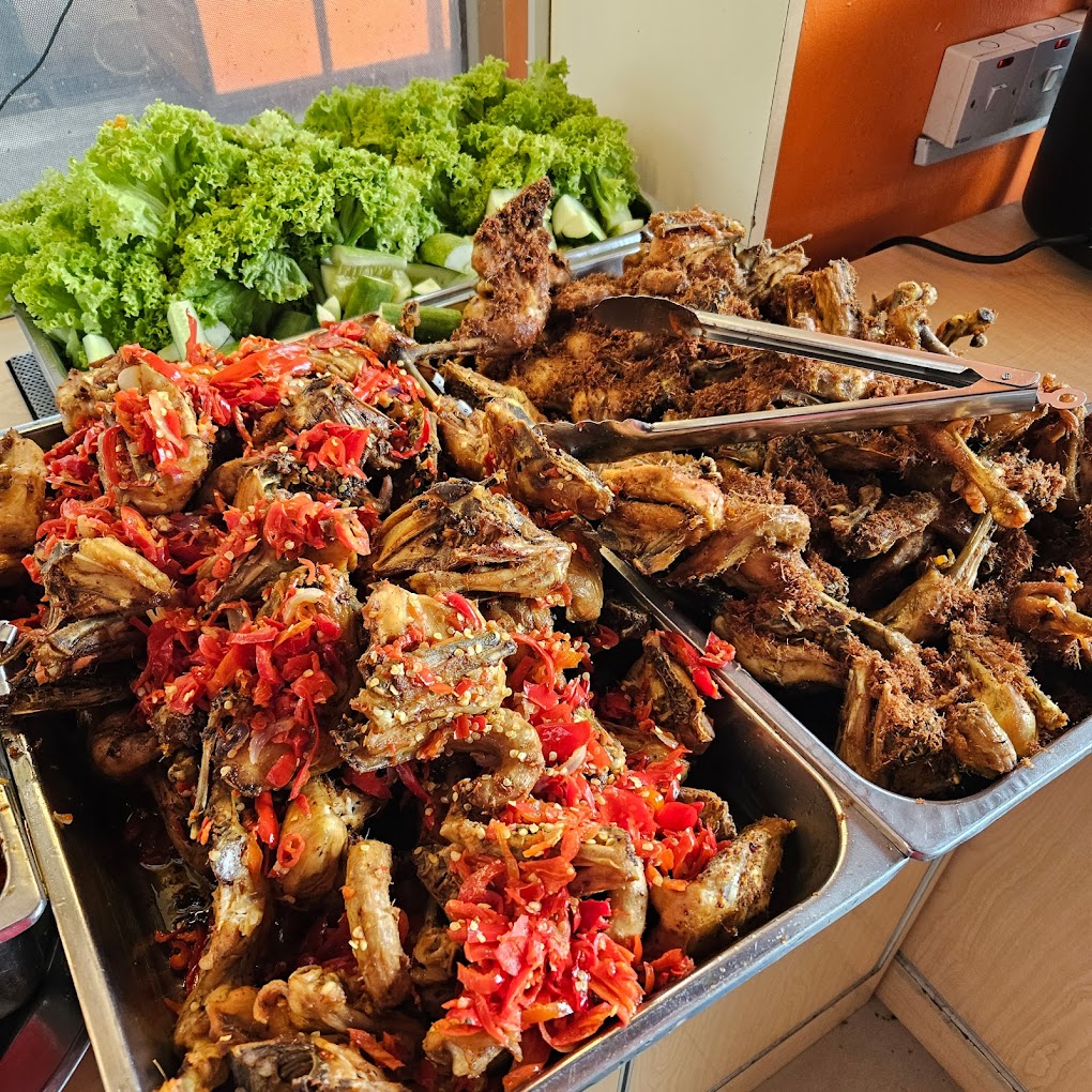 Paling penting ayam goreng di sini ranggup dan pedas meletup!