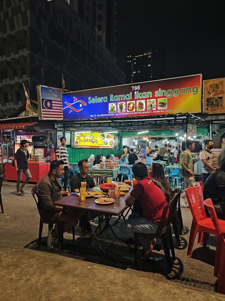 Selain singgang, ikan steam juga menjadi kegemaran ramai di sini