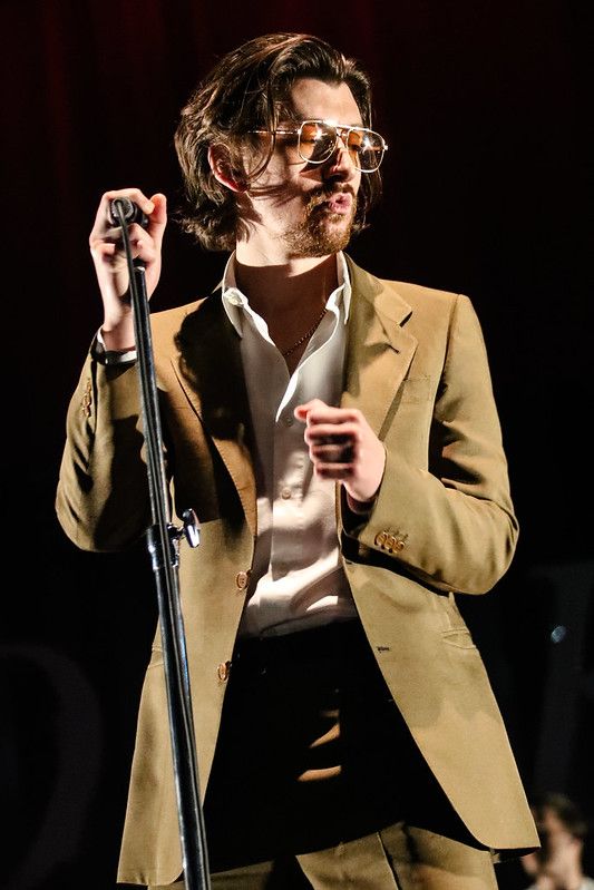 Alex Memang Terkenal Dengan Memakai Sut Di Atas Pentas