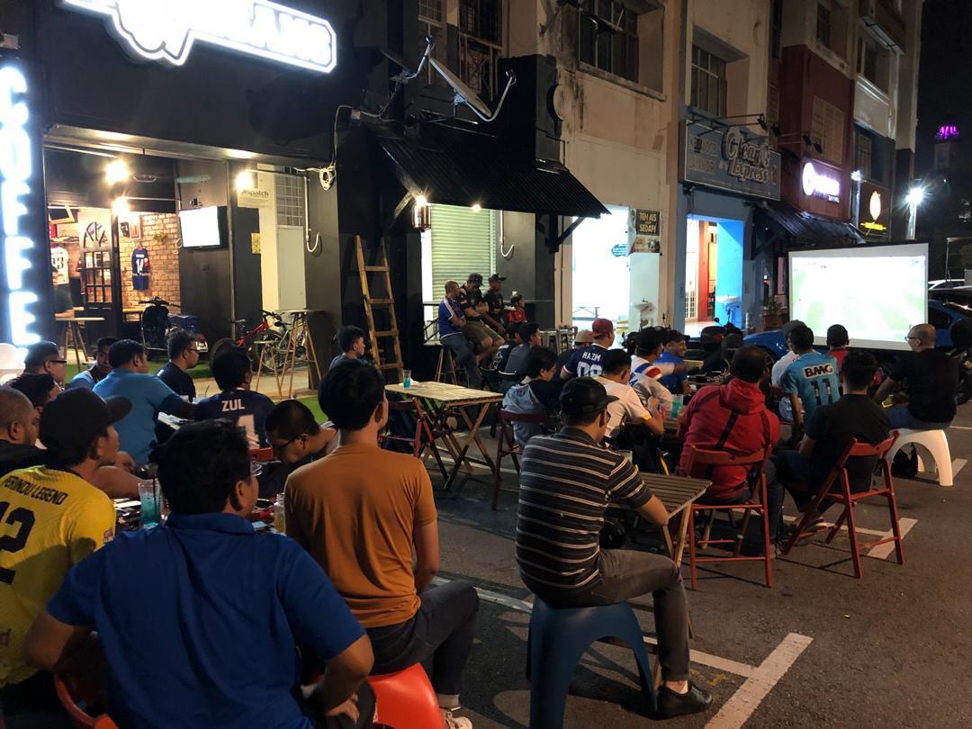 Kita Nak Tengok Bola, Kawan Kita Nak Sembang Pasal Hidup DIa Je