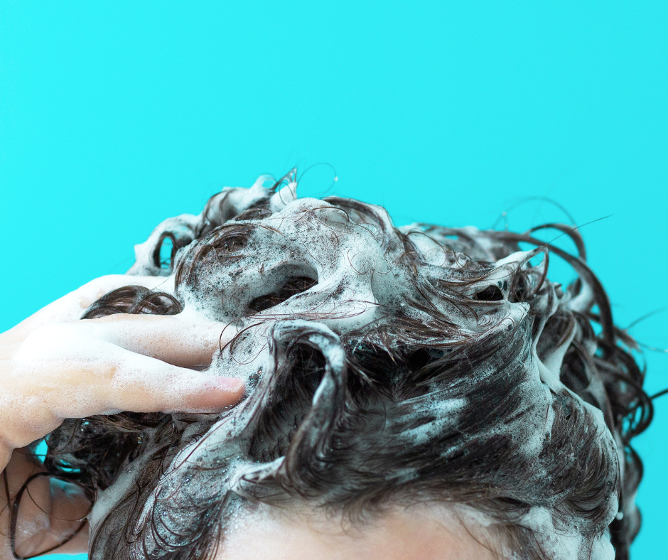 Mencuci rambut terlalu kerap juga boleh menanggalkan minyak semulajadi yang sepatutnya melindungi rambut, punca rambut putih usia muda!