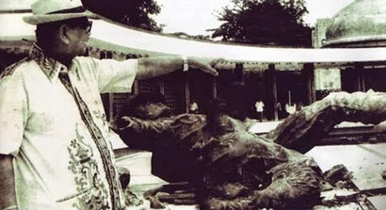 Tunku Abdul Rahman Melihat Kesan Letupan Tugu Negara