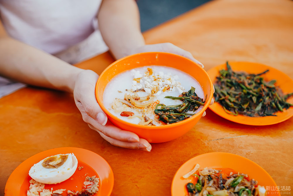 Bubur nasi bersama lauk pauk memang sedap tau! Rugi tak cuba