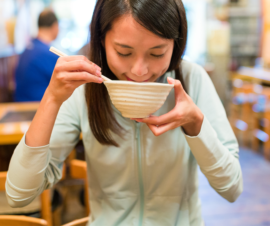 Memcuba pelbagai makanan tempatan yang sedap.
