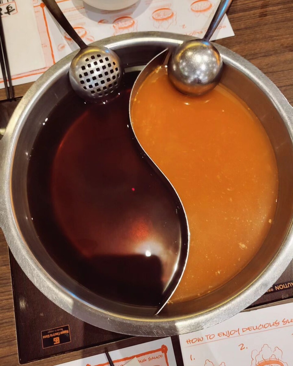 Anda boleh cuba sup sukiyaki (kiri) dan mala miso (kanan) memang sedap!