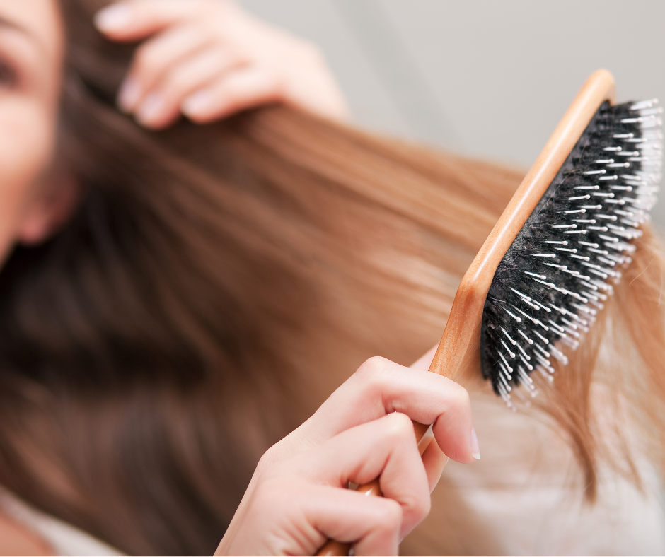 Berus rambut dengan sederhana.