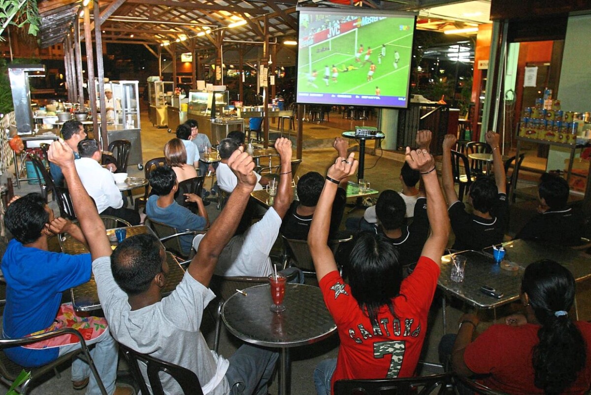 Tengah Sedap Tengok Bola Time Tulah Mamak Nak Tukar Rancangan!