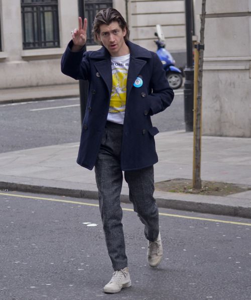 Alex Turner, Penyanyi Untuk Band Arctic Monkeys Terkenal Dengan Bakatnya & Gayanya