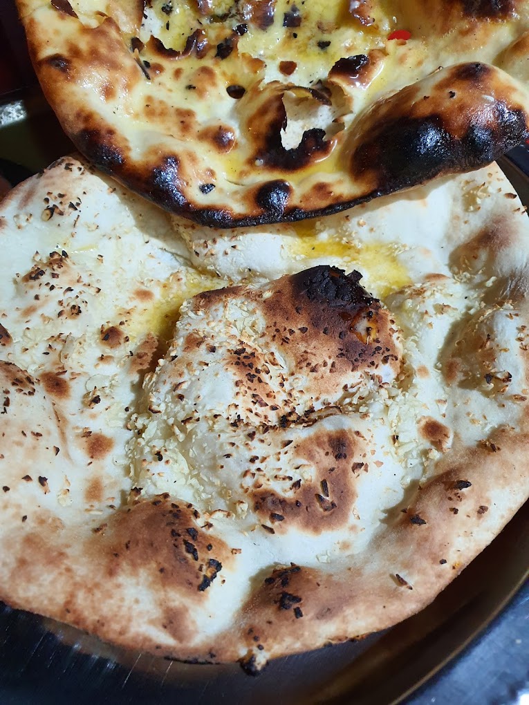 Roti Naan Dibakar Menggunakan Tandoor Untuk Dapatkan Tekstur Macam Ni Tau