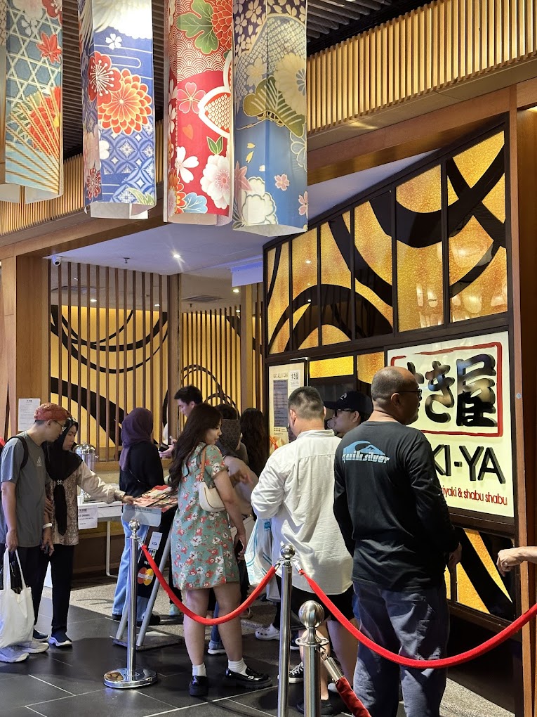 Populariti Sukiya menyebabkan anda perlu beratur sebelum menikmatinya