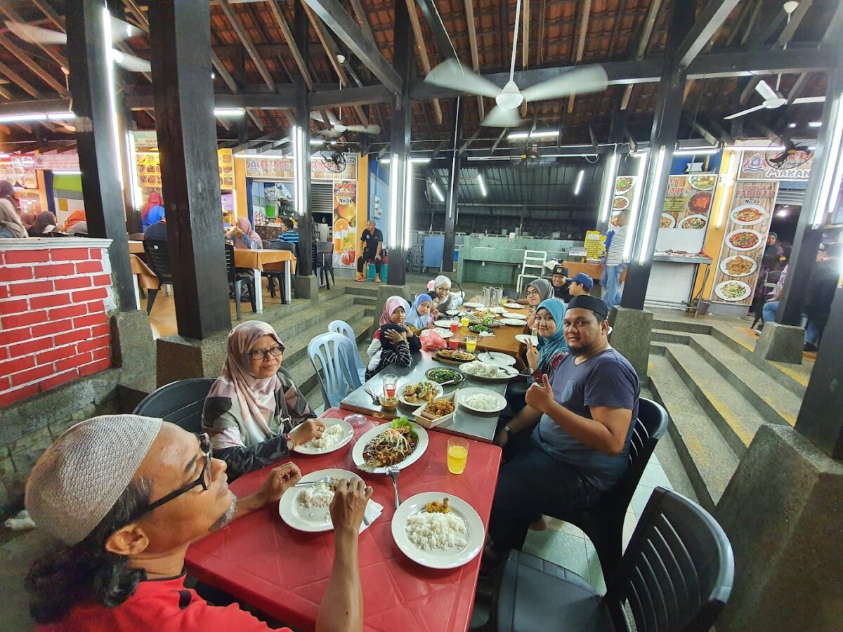 Pada waktu malam, medan selera ini menjadi kegemaran ramai terutama berkeluarga