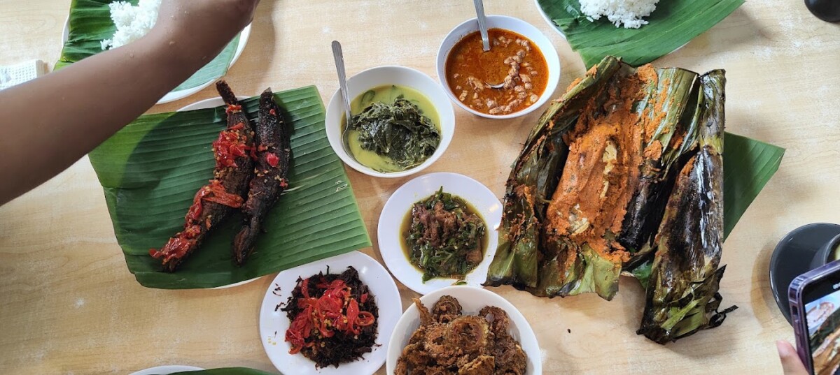 Kalau anda penggemar Nasi Geprek, Memang wajib cuba Nasi Padang