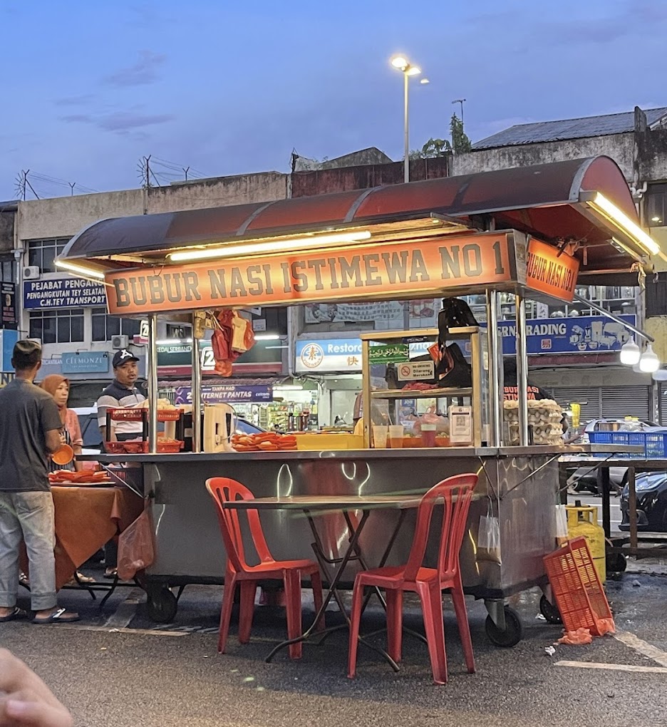 Tambahan pula, gerai bubur ini juga menjadi antara tumpuan utama penduduk JB