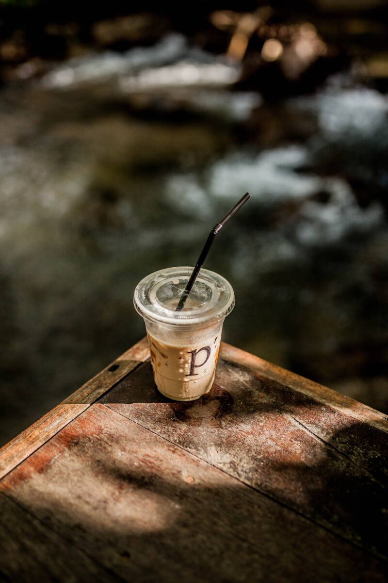 Sungai mengalir dan kopi yang menyayat hati.