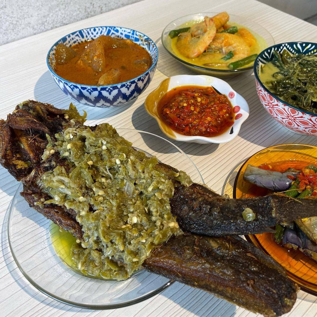Lauk nasi padang menggunakan pelbagai jenis rempah untuk hasilkan rasa aromatik tersendiri