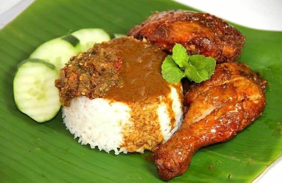 Nasi kukus ayam berempah sudah cukup untuk kenyang dan memberi rasa sedap