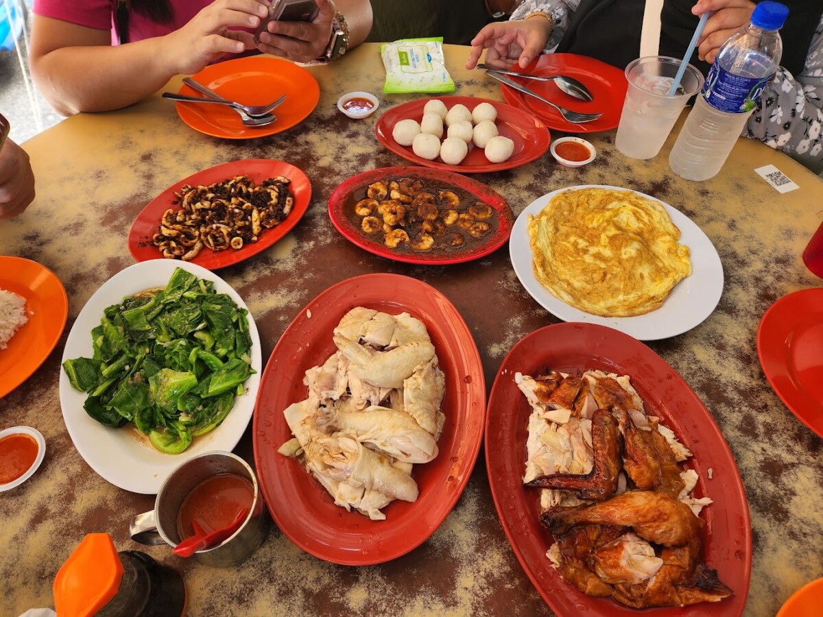 Ada banyak lauk untuk korang pilih menikmati bersama bebola nasi ayam