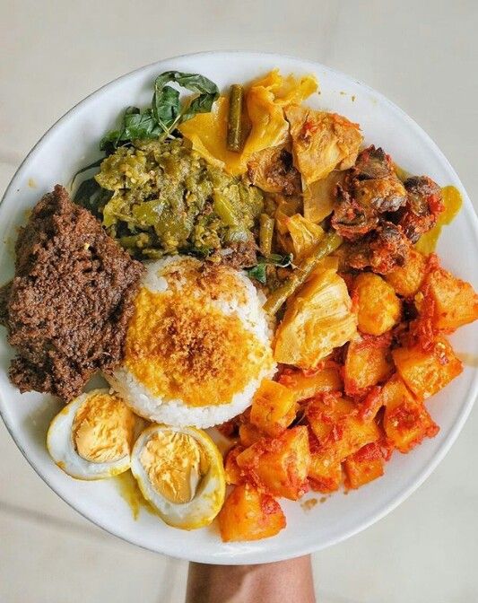 Campuran lauk daripada Minang dengan nasi putih terhasil Nasi Padang