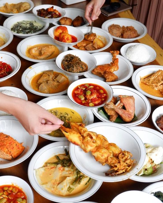 Mesti tak biasa apabila semua jenis lauk dihidangkan di atas meja kan