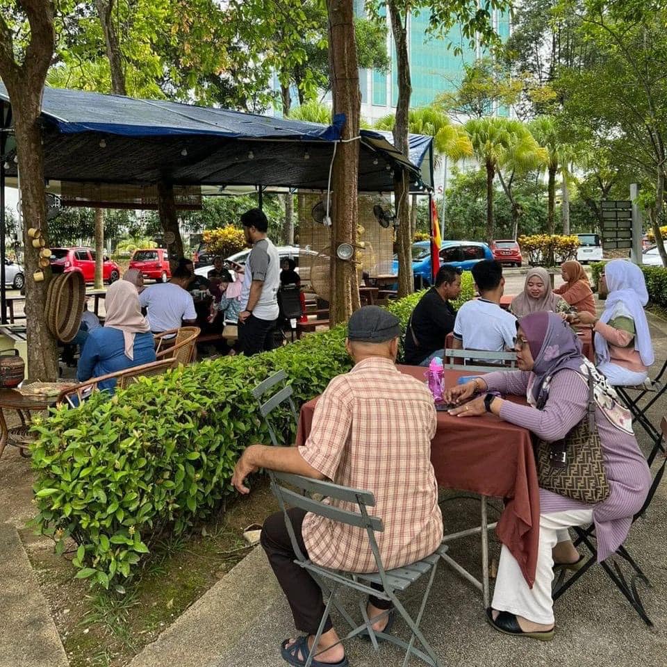 Ramai suka singgah di sini, menikmati makanan kampung yang sedap.