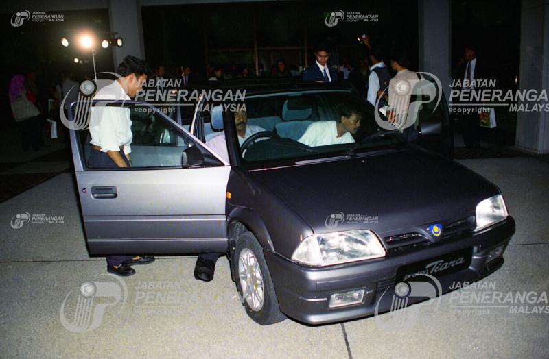 Memiliki power window untuk tingkap depan belakang dan pemanduan yang selesa tau