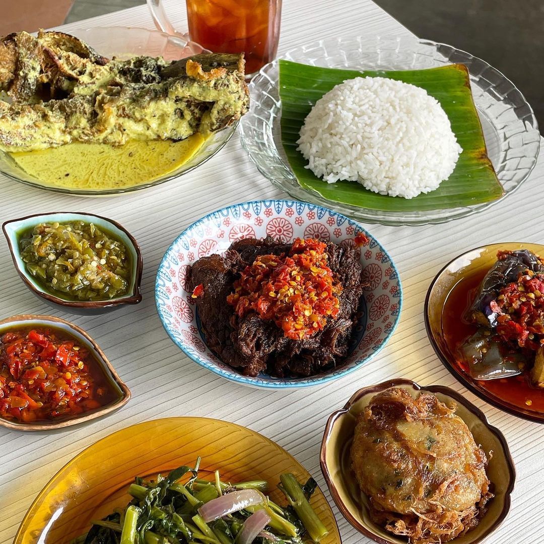 Ada beberapa lauk padang wajib korang pilih seperti Rendang dengan Daging dendeng belado!