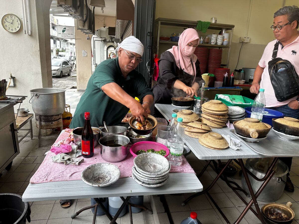 Suami isteri yang bukan fasih dalam Bahasa Kantonis, malah mahir dalam masakan Cina ala Kantonis. 