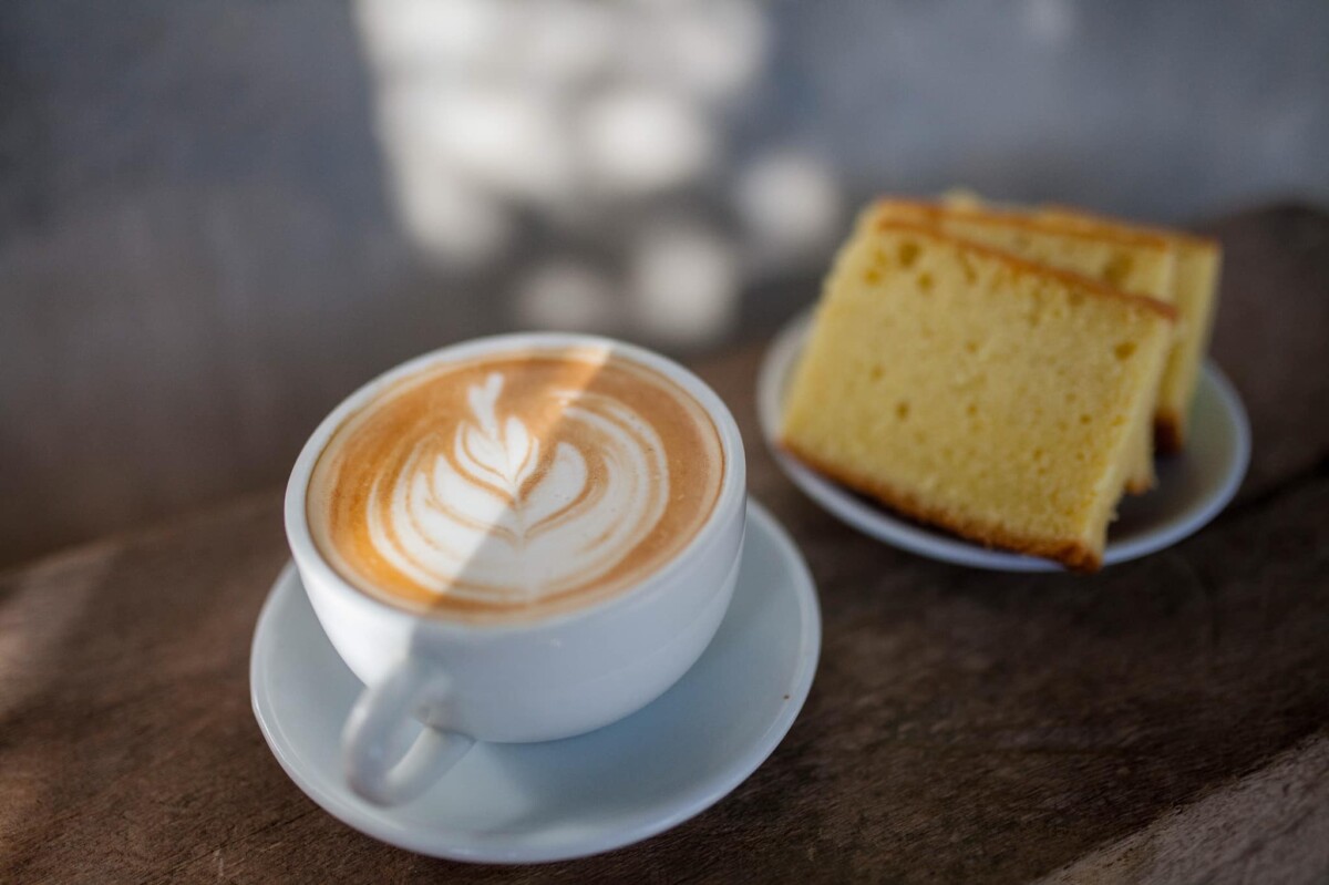 Pelbagai makanan ringan ala kampung juga disajikan.