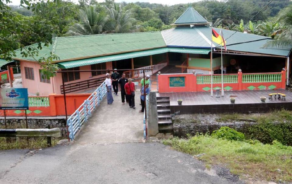Masjid Kuala Dulang diasaskan oleh Datuk Nika dan Mudim Khatib Raja, pendakwah dari Minangkabau yang menyebarkan agama Islam di Jelebu pada abad ke-16.