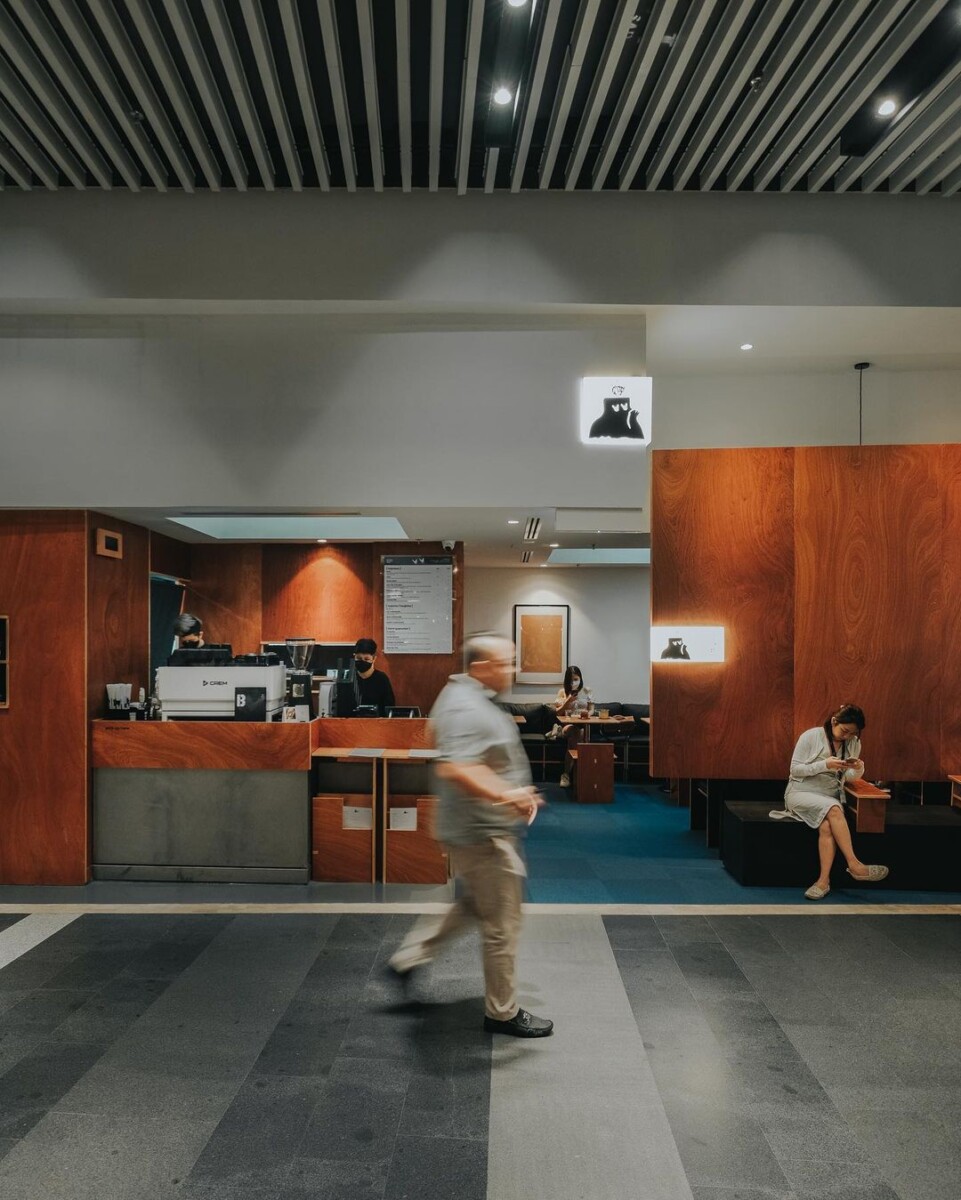 kafe ini mewujudkan suasana intim dan tenang sebagai fokus mereka