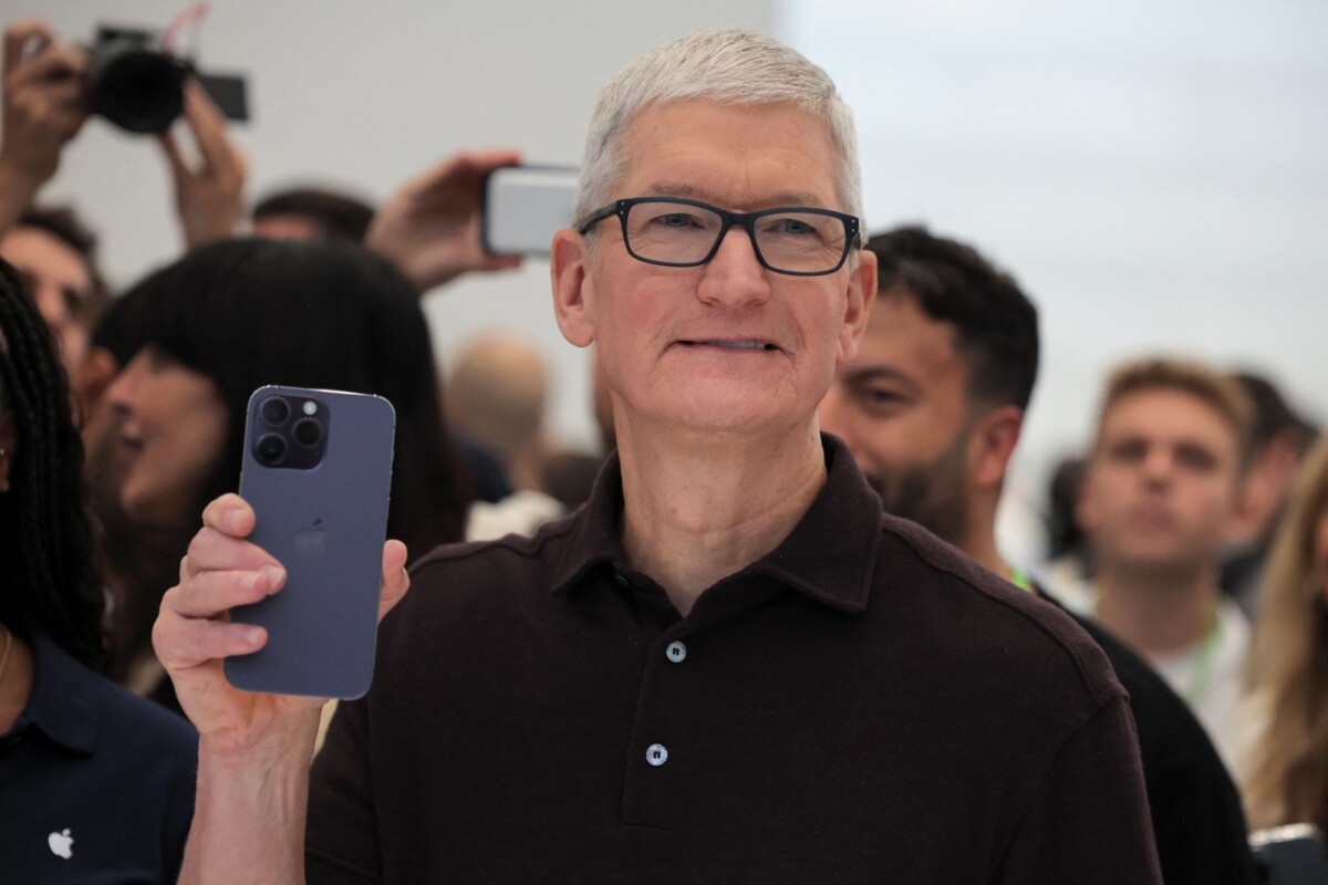 Tim Cook selaku CEO Apple melancarkan generasi iPhone baru dalam acara tahunan mereka hari ini