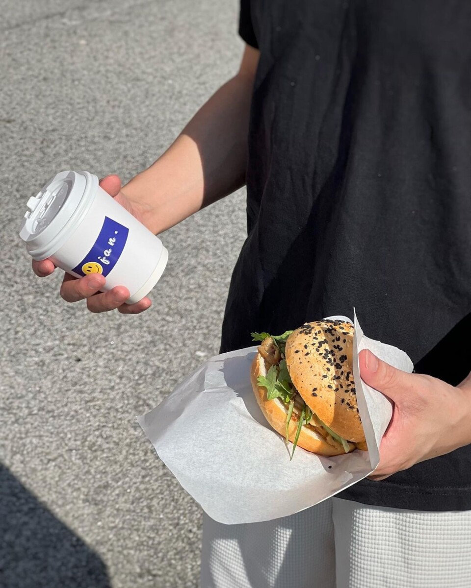 Mempunyai menu yang simple tapi cukup memuaskan seperti kombinasi bagel dan kopi